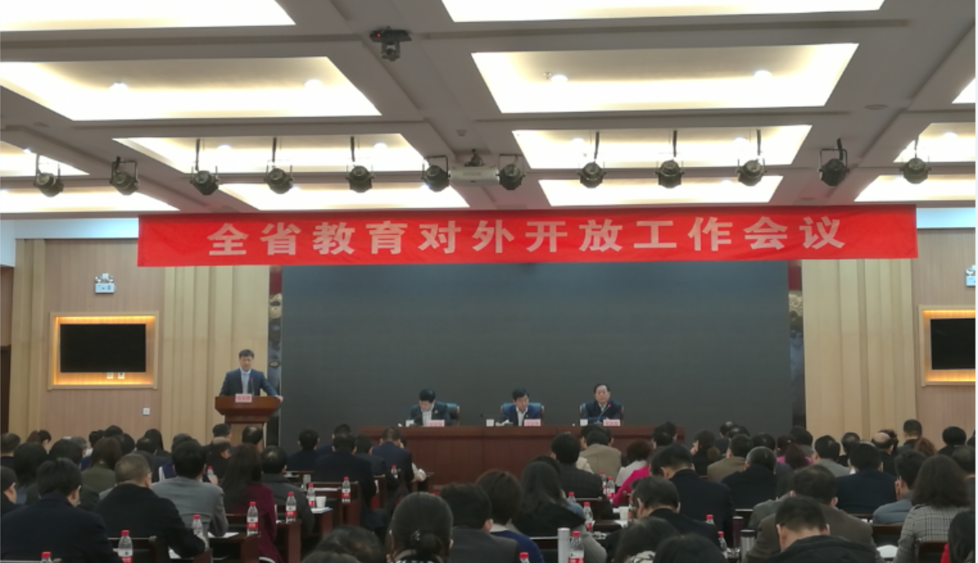 3月16日,全省教育对外开放工作会议在郑州召开,教育厅副厅长刁玉华出席会议并讲话,教育厅厅长助理兼国际合作与交流处处长荣西海主持会议。副校长赵健受邀参会并做多多马大学孔子学院申办及建设的成功经验分享的主题发言,我校国际合作与交流处负责人及相关工作人员陪同参加。 会上,副校长赵健围绕如何成功申办郑州航院多多马大学孔子学院作专题发言。他以回答我校如何成功申办多多马大学孔子学院、创建以来取得的成绩及当前办学现状、未来如何更好地建设多多马大学孔子学院三个问题向与会人员分享了我校申办及建设多多马大学孔子学院的